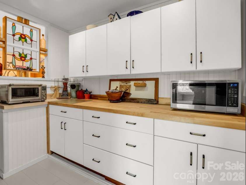 200 Piney Mountain Road, Tryon, NC 28782.  MLS# CAR4340345, YatesRealty ID 24734. Walk In Pantry