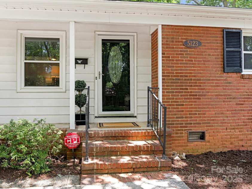 5123 Glenham Drive, Charlotte, NC 28210.  MLS# CAR4278114, YatesRealty ID 24734. 