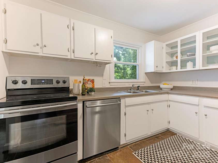 5123 Glenham Drive, Charlotte, NC 28210.  MLS# CAR4278114, YatesRealty ID 24734. 