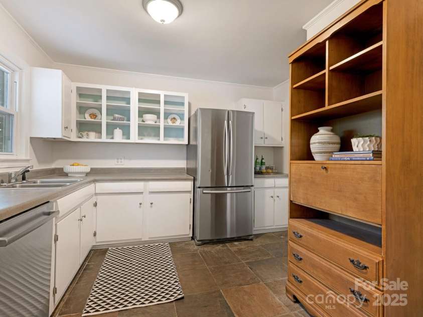 5123 Glenham Drive, Charlotte, NC 28210.  MLS# CAR4278114, YatesRealty ID 24734. 