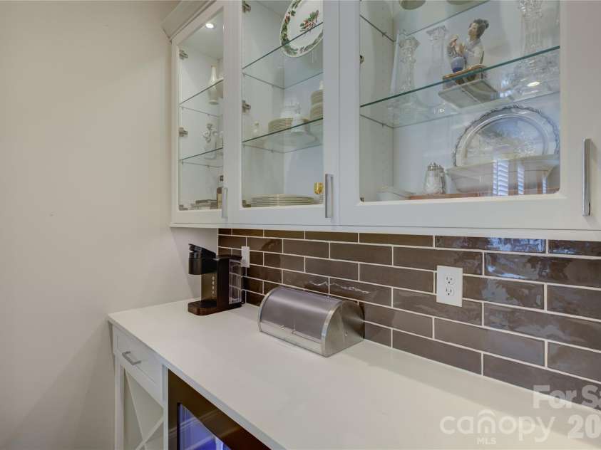14619 Crosswater Lane, Charlotte, NC 28278.  MLS# CAR4356651, YatesRealty ID 24735. 