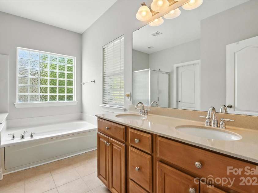 10818 Alvarado Way, Charlotte, NC 28277.  MLS# CAR4275233, YatesRealty ID 24737. Lovely primary en suite