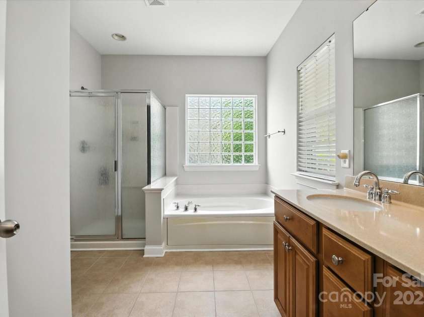 10818 Alvarado Way, Charlotte, NC 28277.  MLS# CAR4275233, YatesRealty ID 24737. Primary bathroom