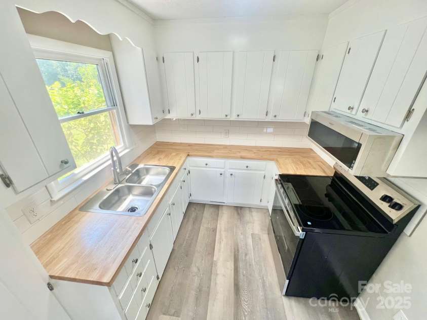 1678 Nelson Drive, Newton, NC 28658.  MLS# CAR4275333, YatesRealty ID 24740. 