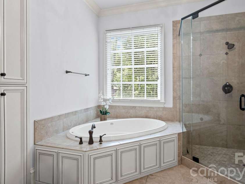 7304 River Valley Court, Mint Hill, NC 28227.  MLS# CAR4379880, YatesRealty ID 24743. Amazing soaking tub