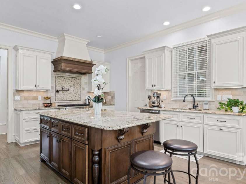 7304 River Valley Court, Mint Hill, NC 28227.  MLS# CAR4379880, YatesRealty ID 24743. Beautiful Chef's kitchen