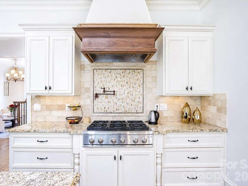 7304 River Valley Court, Mint Hill, NC 28227.  MLS# CAR4379880, YatesRealty ID 24743. Gas stove