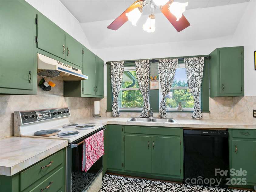 119 John Lee Montgomery Drive, Hendersonville, NC 28792.  MLS# CAR4277677, YatesRealty ID 24744. 