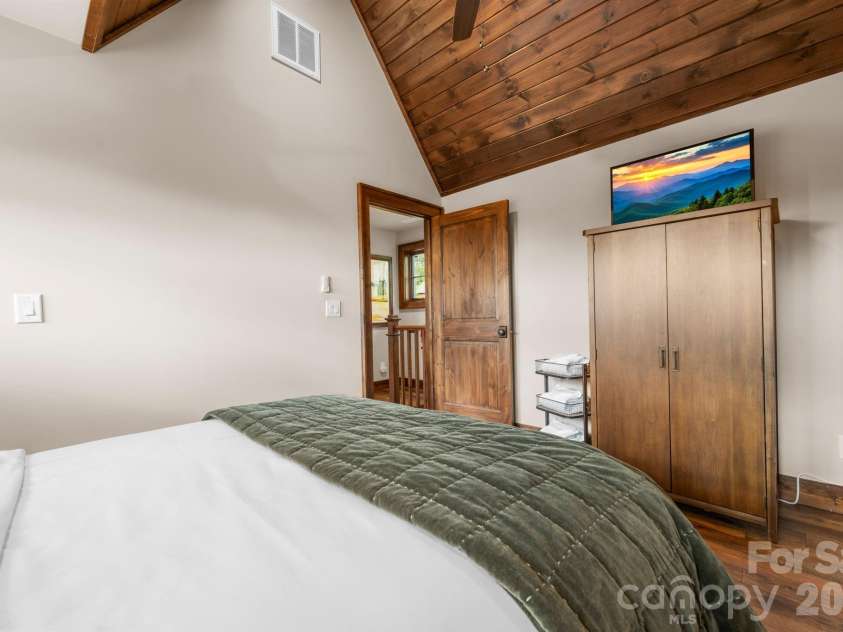 92 White Eagle Trail, Banner Elk, NC 28604.  MLS# CAR4381259, YatesRealty ID 24744. 