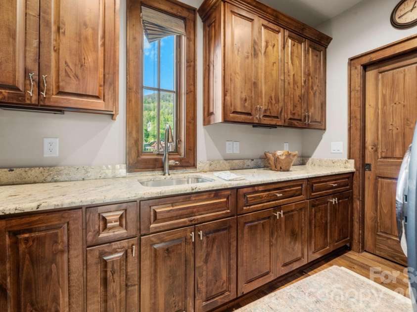 92 White Eagle Trail, Banner Elk, NC 28604.  MLS# CAR4381259, YatesRealty ID 24744. Butler's pantry