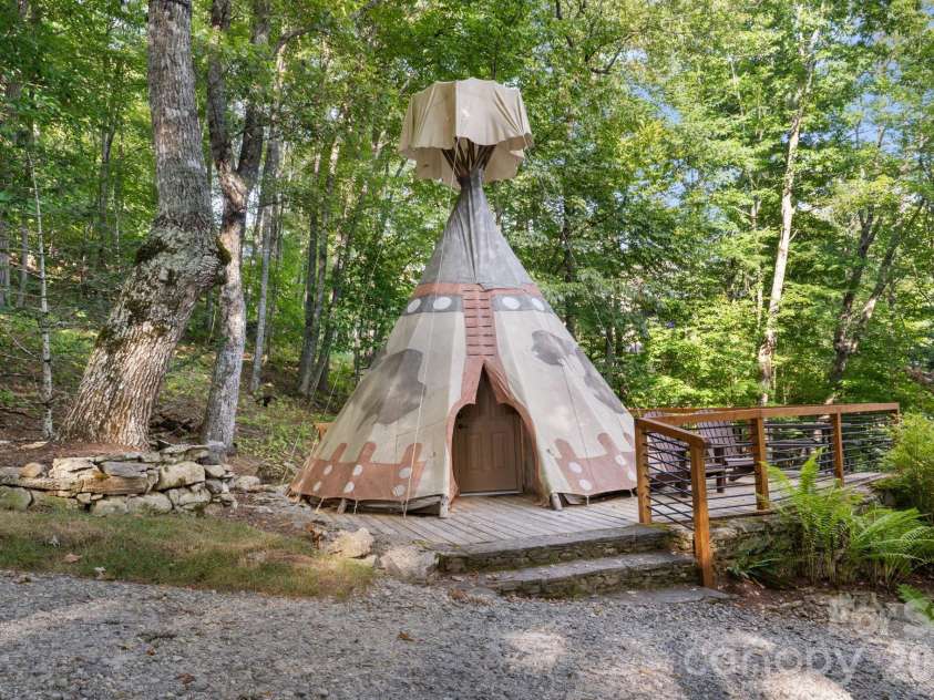 92 White Eagle Trail, Banner Elk, NC 28604.  MLS# CAR4381259, YatesRealty ID 24744. TeePee Village
