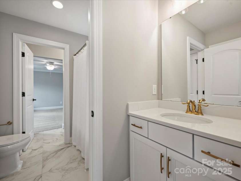 822 River Oaks Lane, Charlotte, NC 28226.  MLS# CAR4271623, YatesRealty ID 24746. Jack and Jill Bathroom