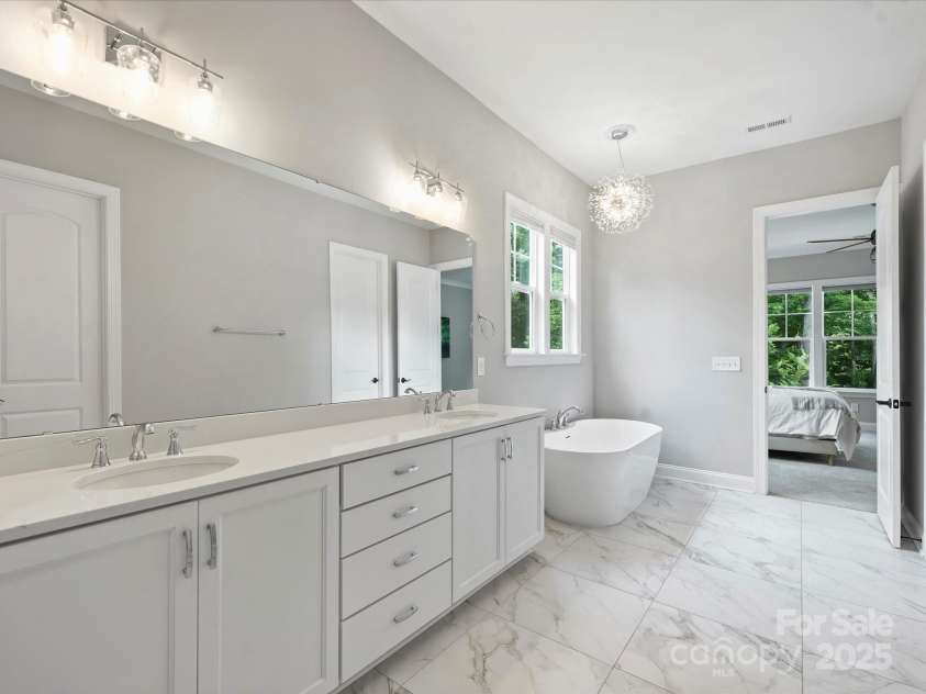 822 River Oaks Lane, Charlotte, NC 28226.  MLS# CAR4271623, YatesRealty ID 24746. Primary Bathroom