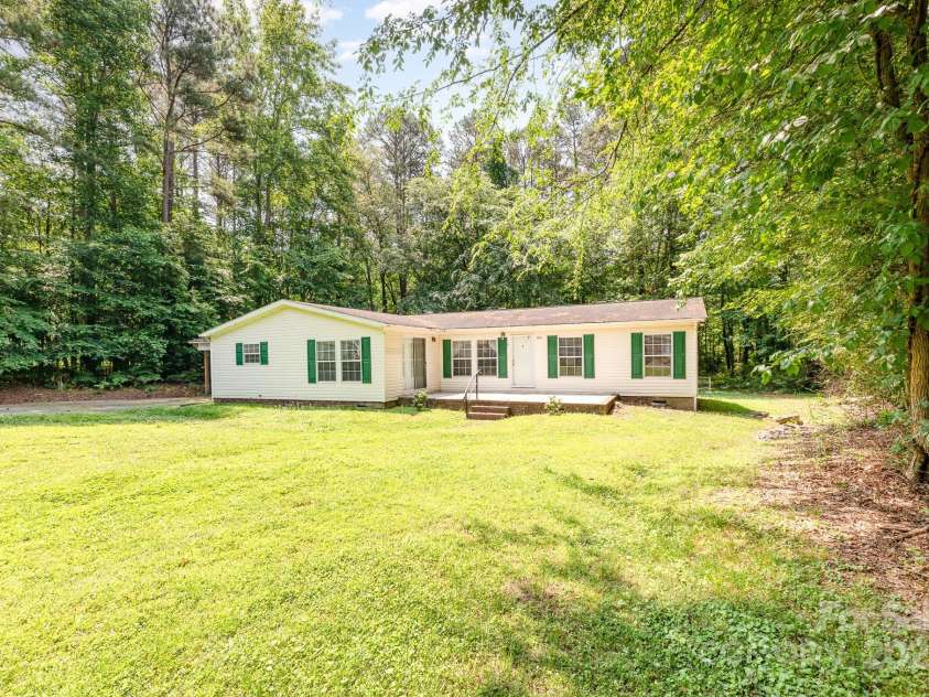 611 Robinson Street, Dallas, NC 28034.  MLS# CAR4261429, YatesRealty ID 24747. Dallas ranch home on 1.31 acres