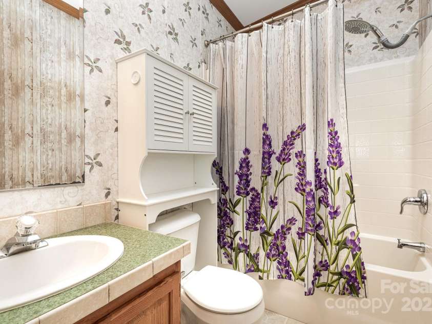 611 Robinson Street, Dallas, NC 28034.  MLS# CAR4261429, YatesRealty ID 24747. Hall Full Bathroom