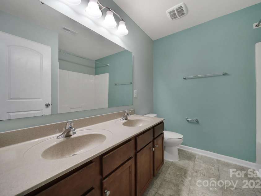 1051 Albany Park Drive, Fort Mill, SC 29715.  MLS# CAR4273686, YatesRealty ID 24748. Guest Bath