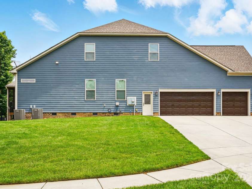 10903 Skymont Drive, Huntersville, NC 28078.  MLS# CAR4263999, YatesRealty ID 24750. 