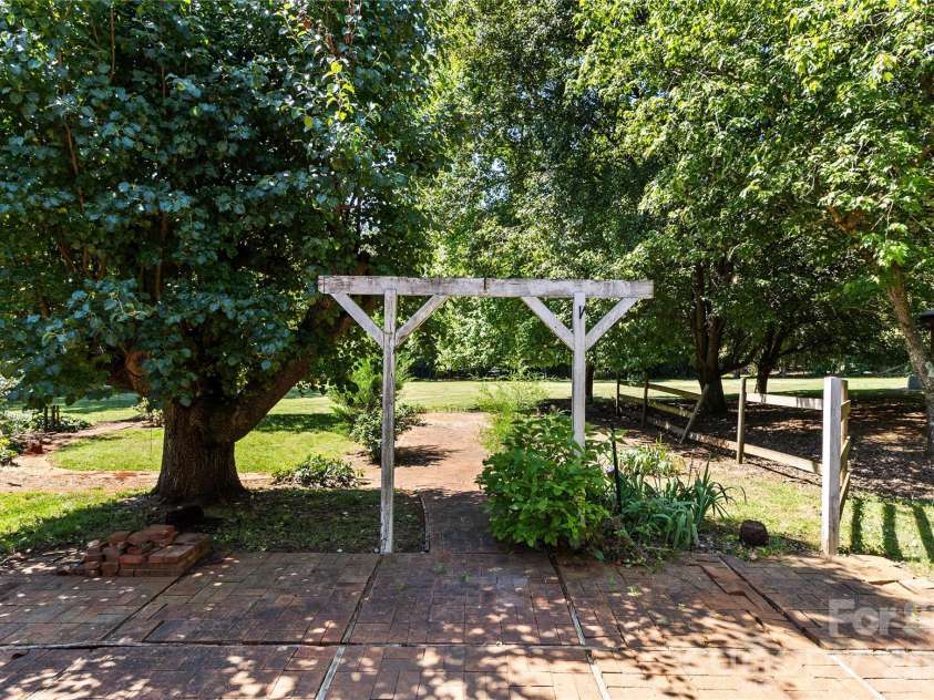 7101 Rock Island Road, Charlotte, NC 28278.  MLS# CAR4380273, YatesRealty ID 24751. 
