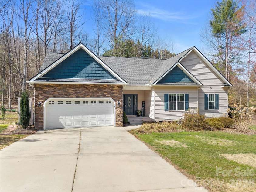 163 Oak Apple Lane, Hendersonville, NC 28792.  MLS# CAR4354039, YatesRealty ID 24752. 
