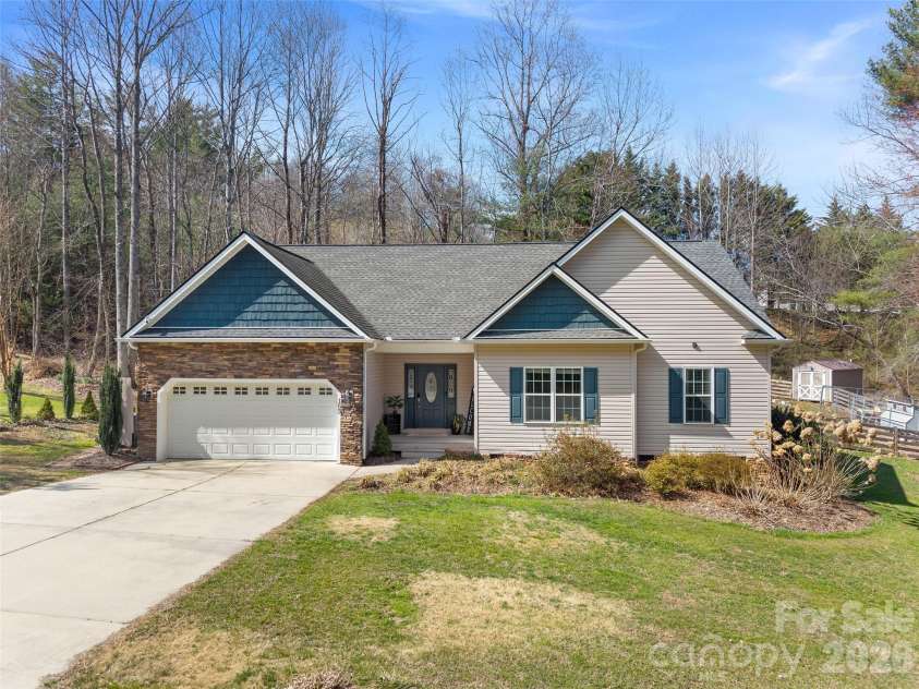 163 Oak Apple Lane, Hendersonville, NC 28792.  MLS# CAR4354039, YatesRealty ID 24752. 