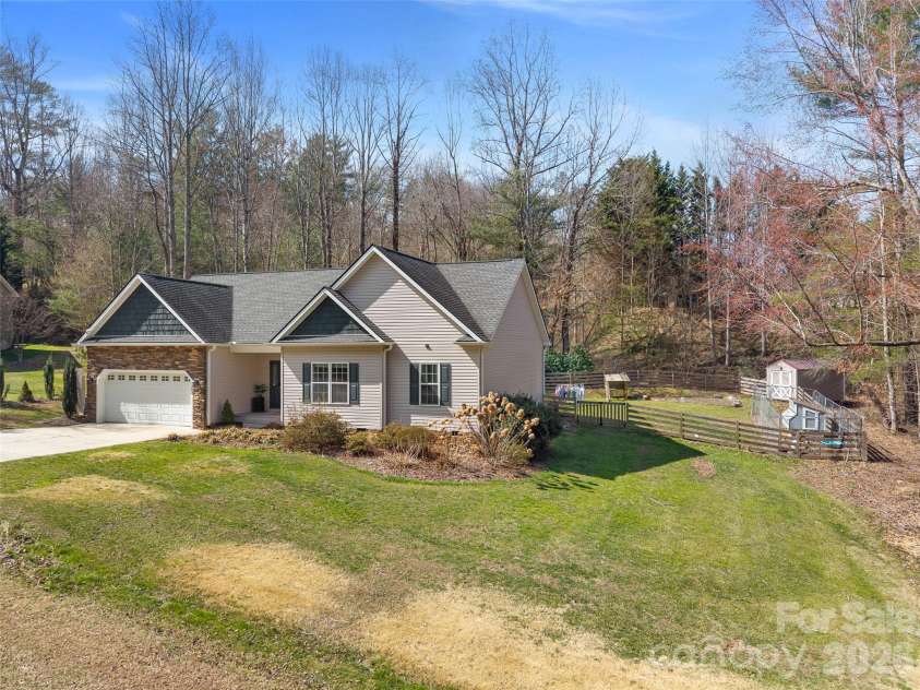 163 Oak Apple Lane, Hendersonville, NC 28792.  MLS# CAR4354039, YatesRealty ID 24752. 
