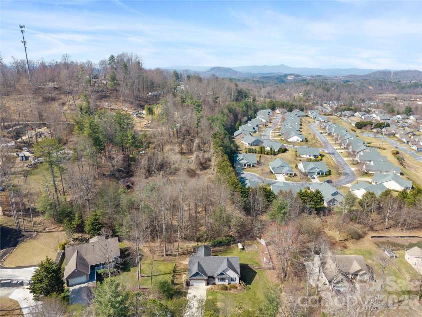 163 Oak Apple Lane, Hendersonville, NC 28792.  MLS# CAR4354039, YatesRealty ID 24752. 