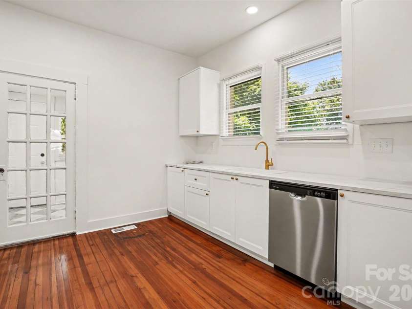 4118 Glory Street, Charlotte, NC 28206.  MLS# CAR4378131, YatesRealty ID 24753. New Kitchen Cabinets and Appliances