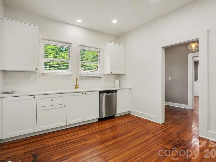 4118 Glory Street, Charlotte, NC 28206.  MLS# CAR4378131, YatesRealty ID 24753. New Kitchen Cabinets and Appliances