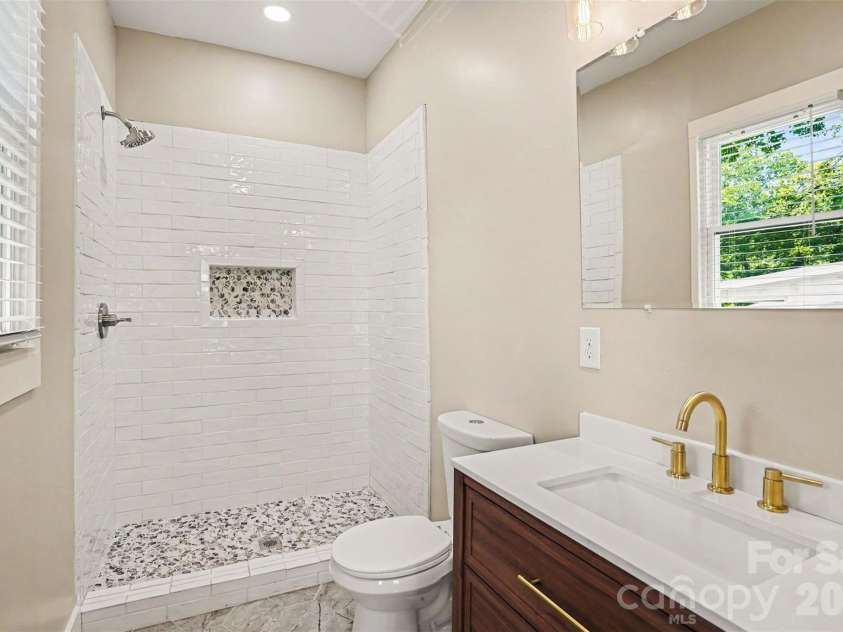 4118 Glory Street, Charlotte, NC 28206.  MLS# CAR4378131, YatesRealty ID 24753. Primary En-Suite Bathroom