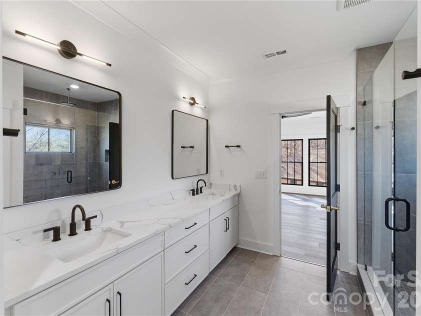 9408 Greyson Ridge Drive, Charlotte, NC 28277.  MLS# CAR4354369, YatesRealty ID 24754. Primary Bath 1