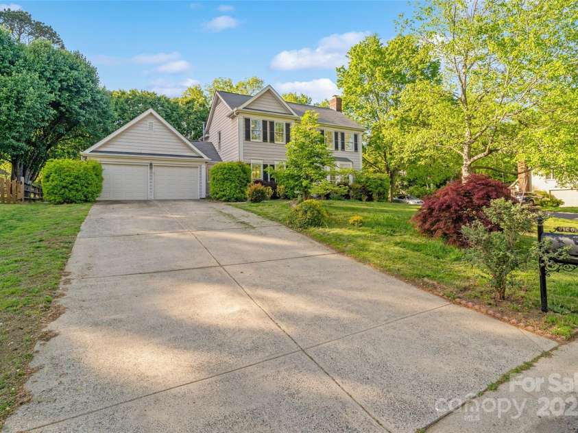 9100 Cameron Wood Drive, Charlotte, NC 28210.  MLS# CAR4248617, YatesRealty ID 24760. 