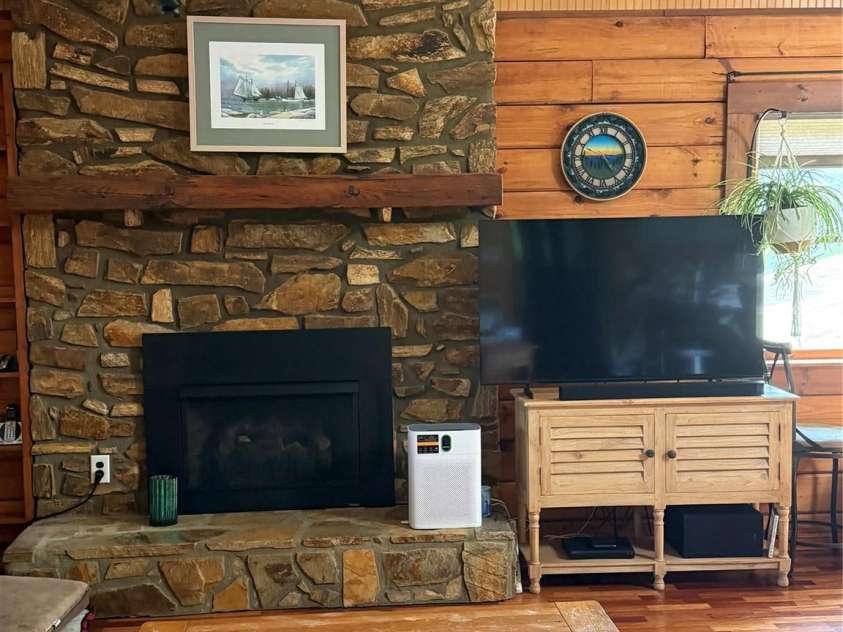 7 Noland Drive, Clyde, NC 28721.  MLS# CAR4379667, YatesRealty ID 24761. Great Room
