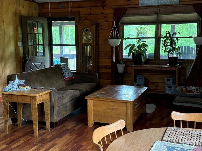 7 Noland Drive, Clyde, NC 28721.  MLS# CAR4379667, YatesRealty ID 24761. Great room