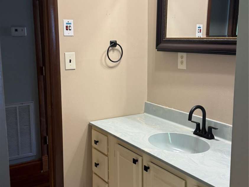 7 Noland Drive, Clyde, NC 28721.  MLS# CAR4379667, YatesRealty ID 24761. Master Bath