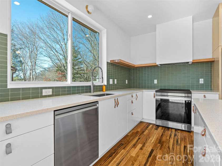 171 Houston Place, Asheville, NC 28801.  MLS# CAR4335456, YatesRealty ID 24763. Kitchen