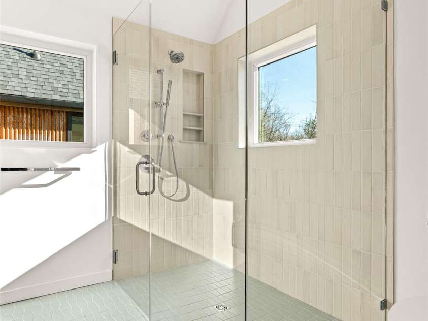 171 Houston Place, Asheville, NC 28801.  MLS# CAR4335456, YatesRealty ID 24763. Primary Bath