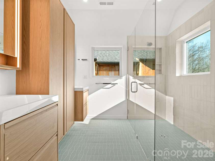 171 Houston Place, Asheville, NC 28801.  MLS# CAR4335456, YatesRealty ID 24763. Primary Bath