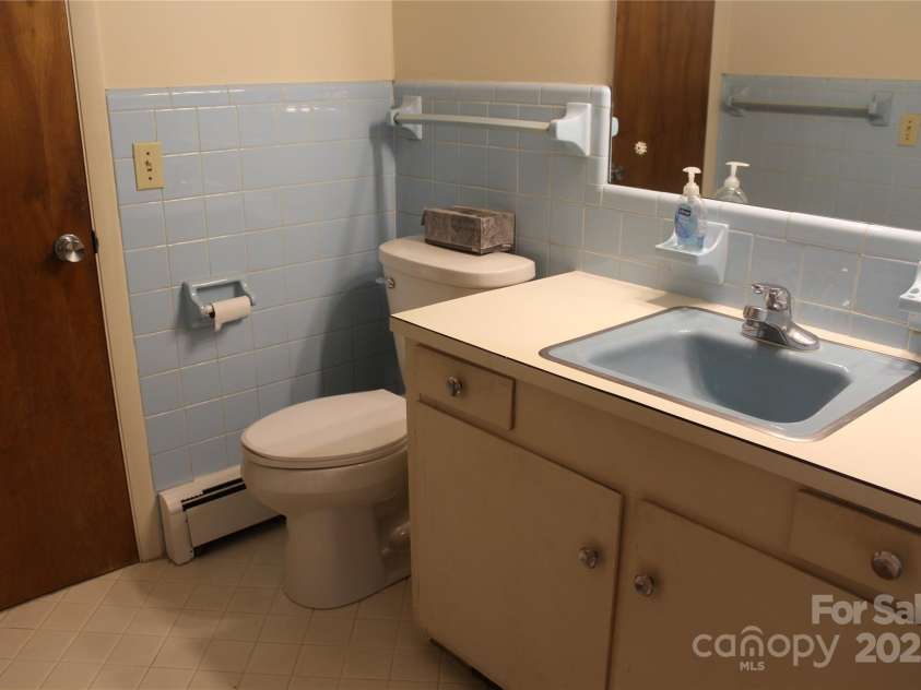 304 Terrace Place, Morganton, NC 28655.  MLS# CAR4277484, YatesRealty ID 24763. Shared Master Bath w/ mudroom