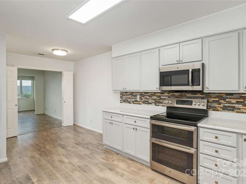 140 Bent Tree Drive, Hendersonville, NC 28739.  MLS# CAR4276557, YatesRealty ID 24764. Beautiful kitchen