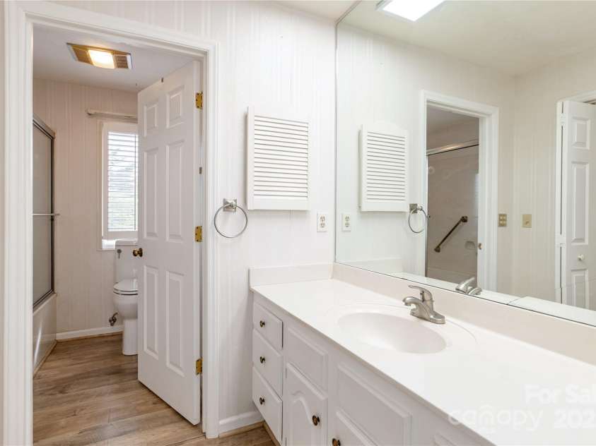 140 Bent Tree Drive, Hendersonville, NC 28739.  MLS# CAR4276557, YatesRealty ID 24764. Primary bathroom