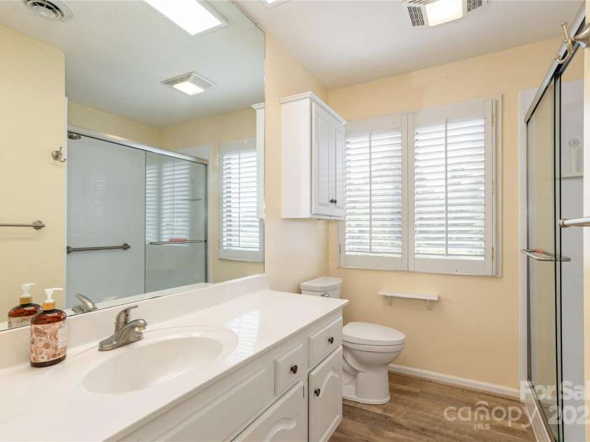 140 Bent Tree Drive, Hendersonville, NC 28739.  MLS# CAR4276557, YatesRealty ID 24764. Second bath