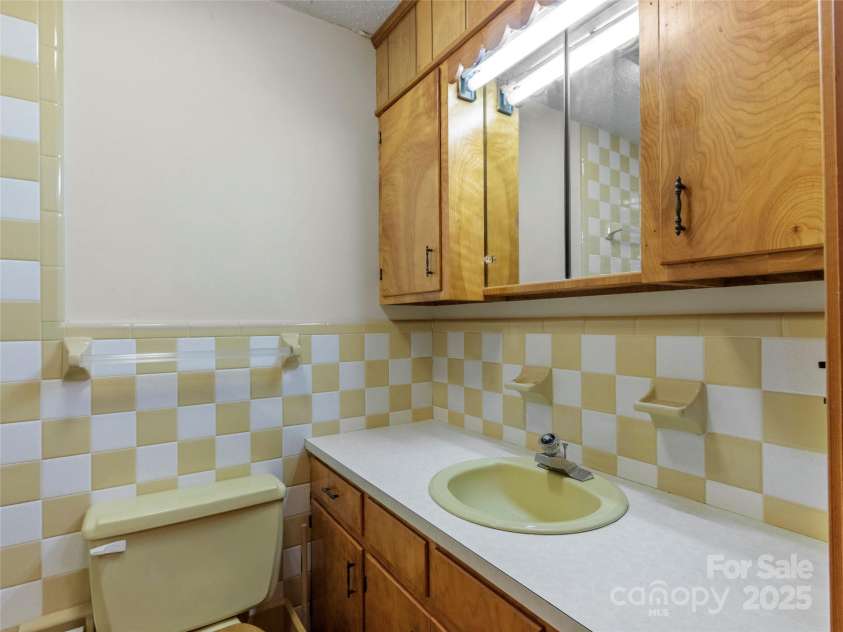 145 Appalachian Drive, Burnsville, NC 28714.  MLS# CAR4164720, YatesRealty ID 2477. Full bath #1