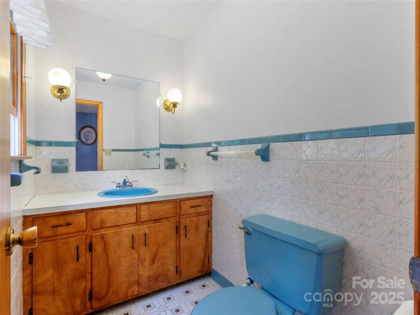 145 Appalachian Drive, Burnsville, NC 28714.  MLS# CAR4164720, YatesRealty ID 2477. Full bathroom #2