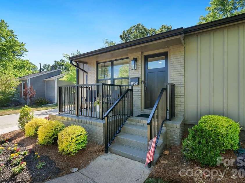 1939 Academy Street, Charlotte, NC 28205.  MLS# CAR4376177, YatesRealty ID 24770. Front Porch