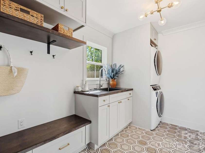 1939 Academy Street, Charlotte, NC 28205.  MLS# CAR4376177, YatesRealty ID 24770. Laundry/Drop Zone