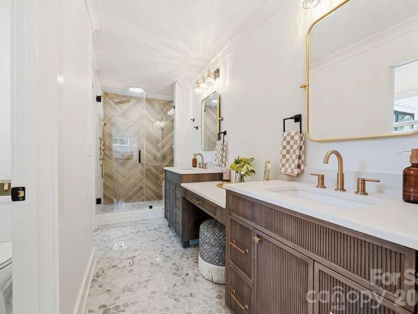 1939 Academy Street, Charlotte, NC 28205.  MLS# CAR4376177, YatesRealty ID 24770. Primary Bath