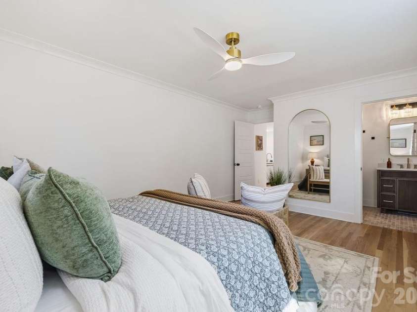 1939 Academy Street, Charlotte, NC 28205.  MLS# CAR4376177, YatesRealty ID 24770. Primary Suite