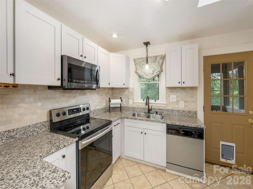 115 Oakland Road, Asheville, NC 28801.  MLS# CAR4377899, YatesRealty ID 24771. 