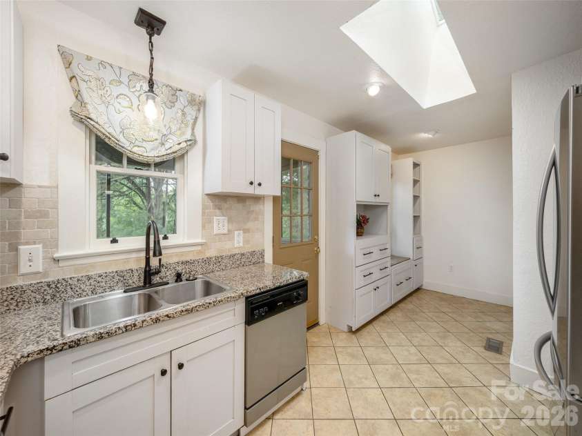 115 Oakland Road, Asheville, NC 28801.  MLS# CAR4377899, YatesRealty ID 24771. 
