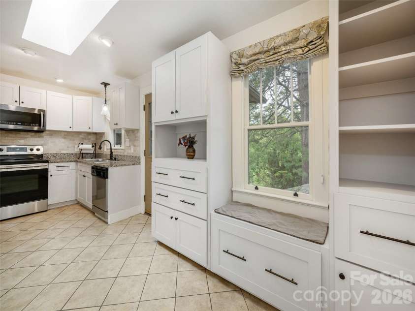 115 Oakland Road, Asheville, NC 28801.  MLS# CAR4377899, YatesRealty ID 24771. 
